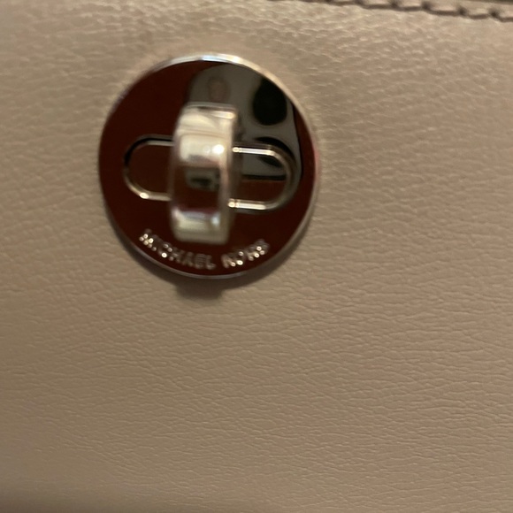 Michael Kors gray turn lock crossbody bag like new pebbles leather - Picture 12 of 14
